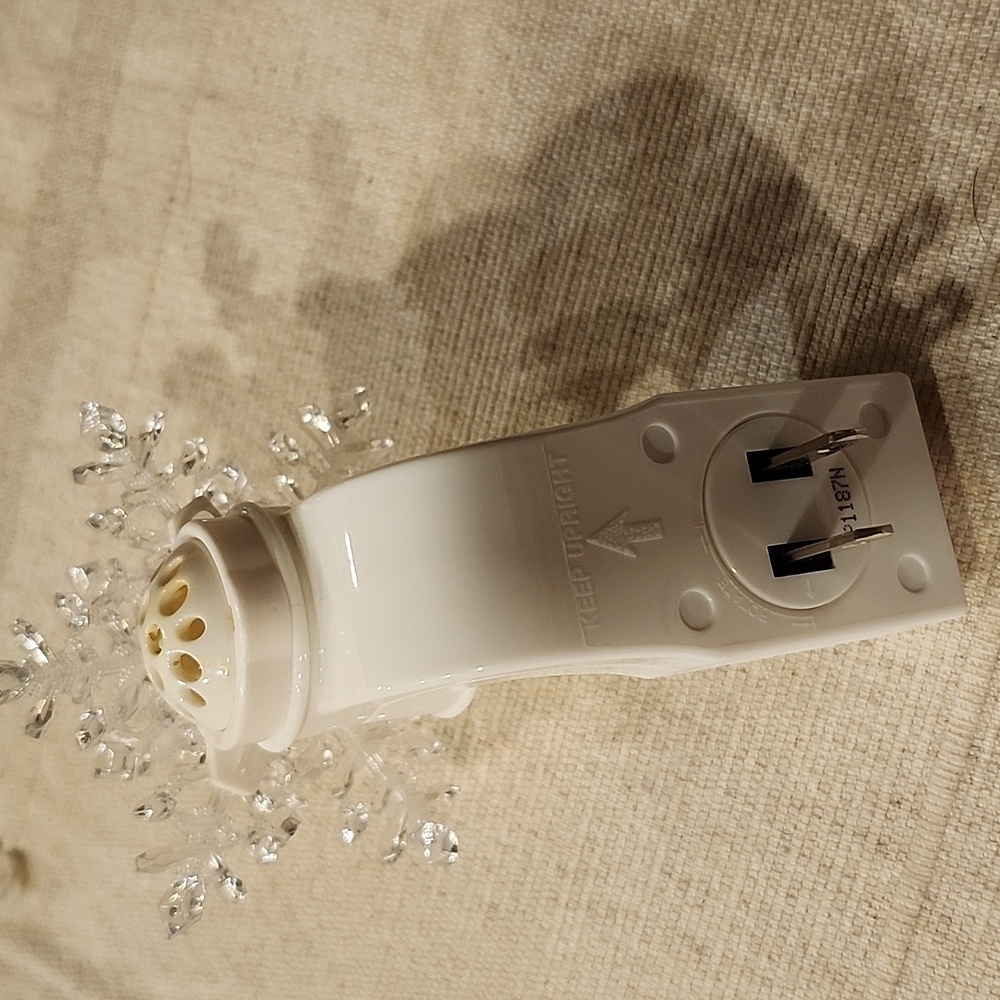 Snowflake Wall Plug In - Picture 2 of 4